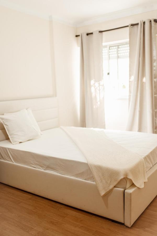 Apartment In Lisbon With 3 Bedroom Cozy Experience โลวเรส ภายนอก รูปภาพ